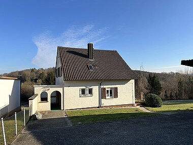 Großes Anwesen mit Wohnhaus und Nebengebäude in Flehingen!